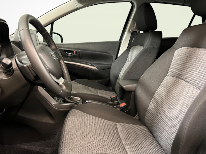 Fahrzeugbild SUZUKI S-CROSS