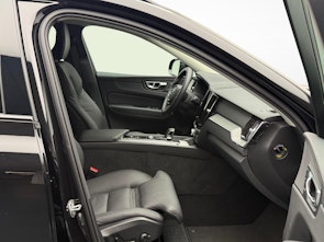 Fahrzeugbild VOLVO XC60 2.0 B5 MH Plus Dark AWD