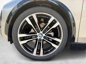 https://vehicle.imgix.net/4208659/c532c2b5-dc7c-4d07-b36d-7a5db4359646.jpg