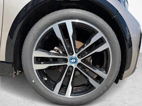 https://vehicle.imgix.net/4208659/d08cf693-9b8e-43b0-a471-f27d21d26957.jpg