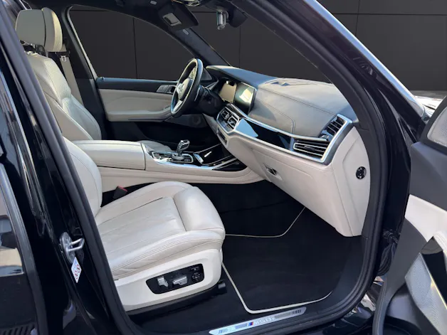 BMW X7 M50i