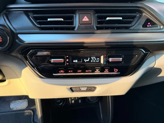 Suzuki Swift 1.2 Sakura Top Hybrid