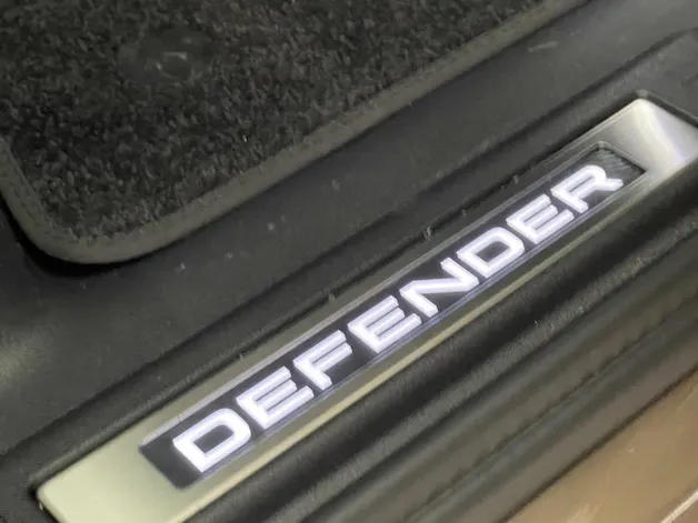 Land Rover Defender 110 3.0 D I6 250 X-Dynamic SE