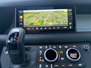 Fahrzeugbild LAND ROVER Defender 110 3.0 D I6 300 X-Dynamic SE mit Anhängerkupplung