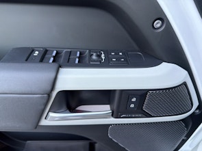 Fahrzeugbild LAND ROVER Defender 110 3.0 D I6 300 X-Dynamic SE mit Anhängerkupplung