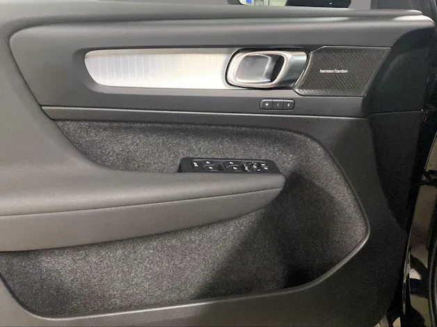 Volvo XC40 2.0 B3 MH Plus Dark