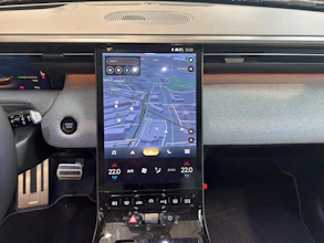https://vehicle.imgix.net/4214658/a1d85879-c1b3-47dc-8333-9f9cd25b9a68.jpg