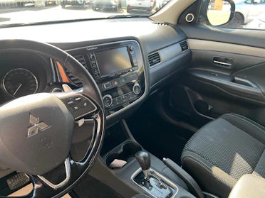 MITSUBISHI OUTLANDER 5