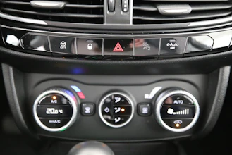 https://vehicle.imgix.net/4218473/8f8b28e5-ad2c-4e7a-9a7f-9d338840085b.jpg