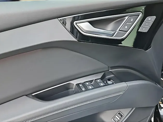 Audi Q4 Sportback e-tron 45 Attraction quattro Mythosschwarz Metallic
