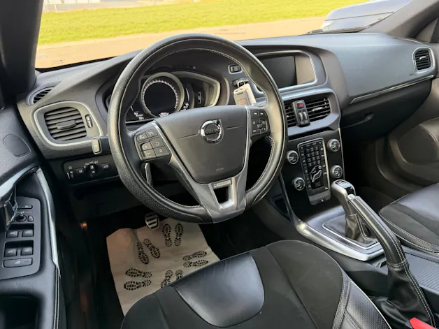 Volvo V40 2.0 D2 Momentum R-Design S/S