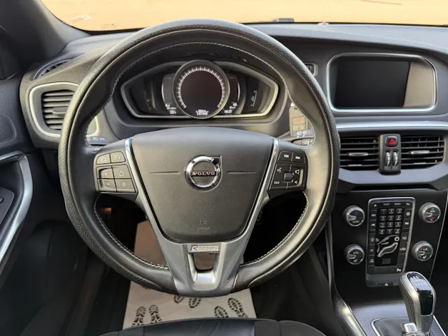 Volvo V40 2.0 D2 Momentum R-Design S/S