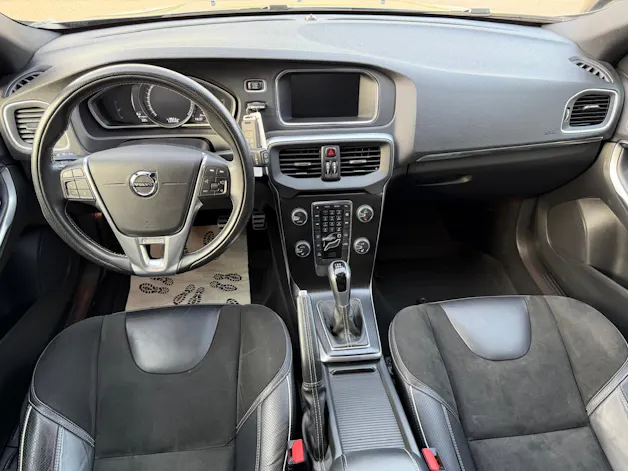Volvo V40 2.0 D2 Momentum R-Design S/S