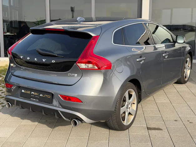 Volvo V40 2.0 D2 Momentum R-Design S/S