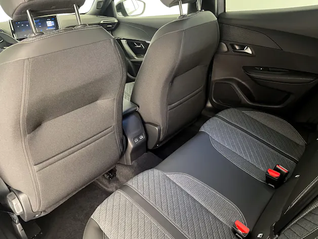 Peugeot 2008 1.2 Hybrid 145PS Allure Premium