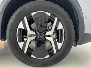 Peugeot 2008 1.2 Hybrid 145PS Allure Premium