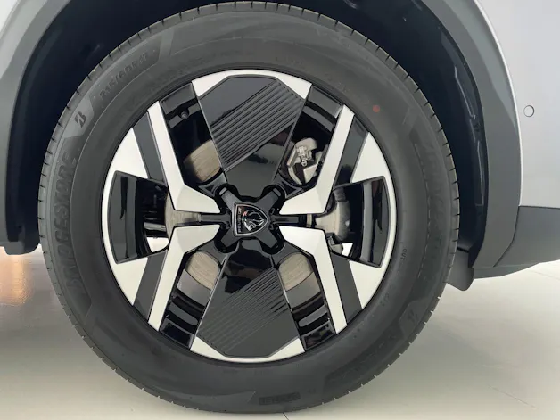 Peugeot 2008 1.2 Hybrid 145PS Allure Premium