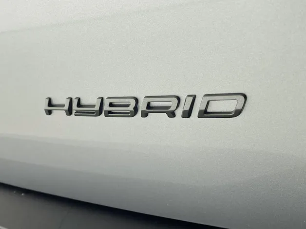 Peugeot 2008 1.2 Hybrid 145PS Allure Premium