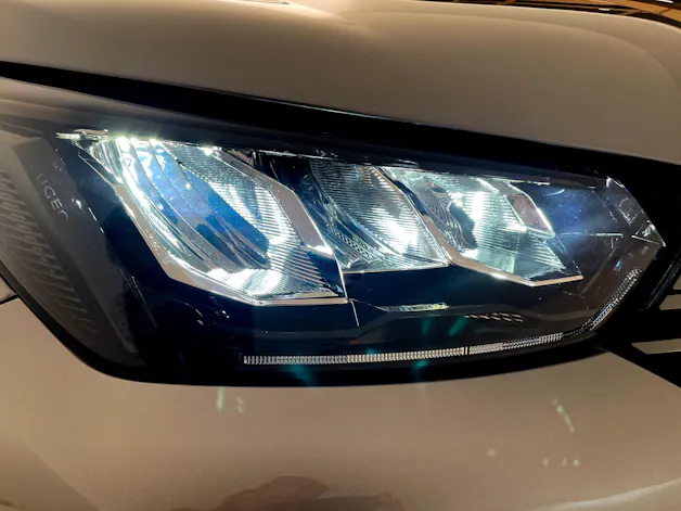 Peugeot 2008 1.2 Hybrid 145PS Allure Premium