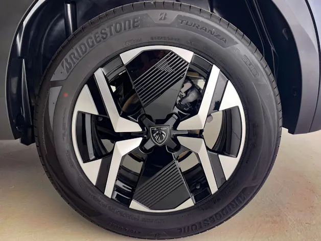 Peugeot 2008 1.2 Hybrid 145PS Allure Premium