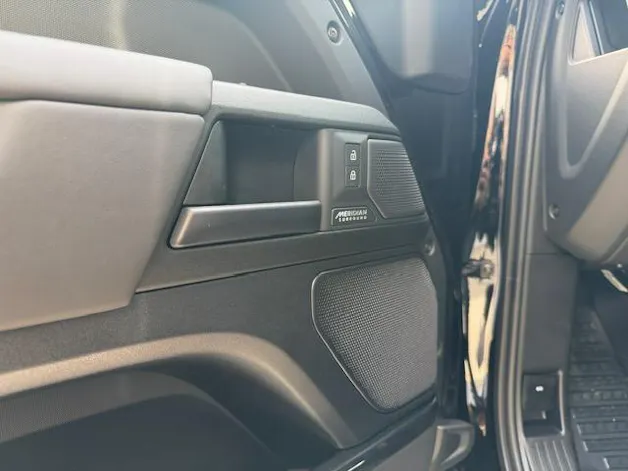 Land Rover Defender 110 4.4 V8 Octa Black