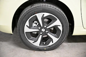 Fahrzeugbild SUZUKI Swift 1.2 Sakura Top Hybrid 4x4