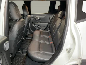 https://vehicle.imgix.net/4222774/112e3bb3-2082-49c9-a21d-f8e02eae1665.jpg