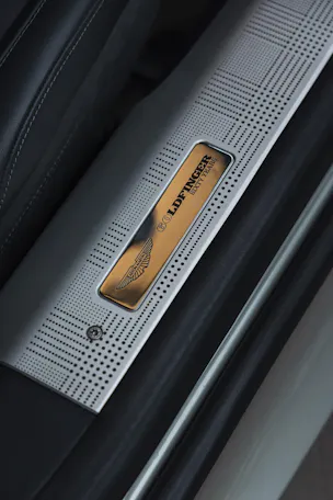 Aston Martin DB12 Coupé 4.0 V8 Bi-Turbo "1 of 60 Goldfinger Edition"