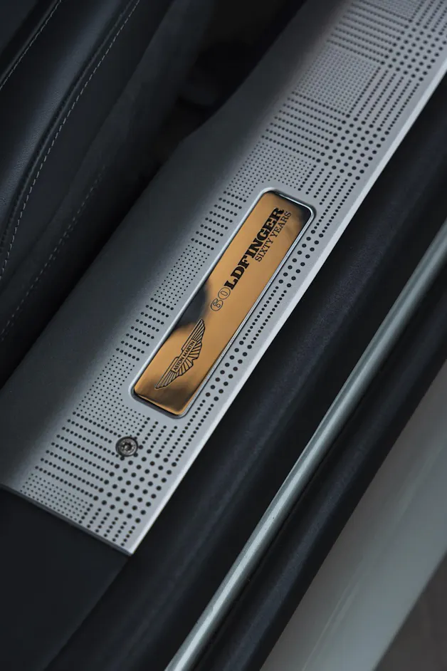 Aston Martin DB12 Coupé 4.0 V8 Bi-Turbo "1 of 60 Goldfinger Edition"