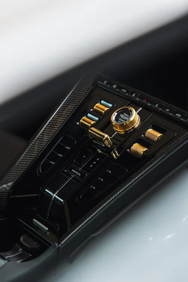 Aston Martin DB12 Coupé 4.0 V8 Bi-Turbo "1 of 60 Goldfinger Edition"