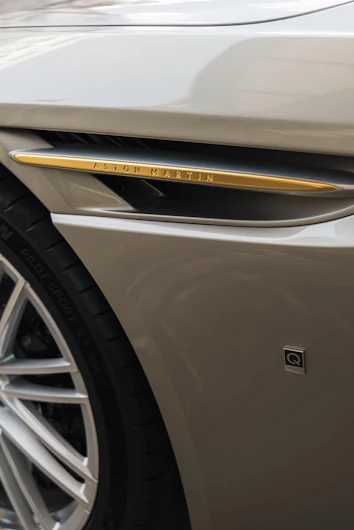 Fahrzeugbild ASTON MARTIN DB12