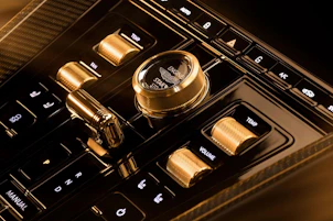 Fahrzeugbild ASTON MARTIN DB12 Coupé 4.0 V8 Bi-Turbo "1 of 60 Goldfinger Edition"