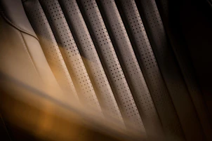 Fahrzeugbild ASTON MARTIN DB12 Coupé 4.0 V8 Bi-Turbo "1 of 60 Goldfinger Edition"