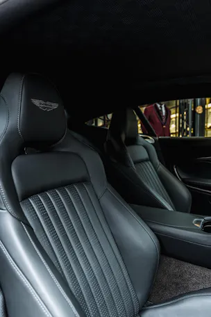 Aston Martin DB12 Coupé 4.0 V8 Bi-Turbo "1 of 60 Goldfinger Edition"