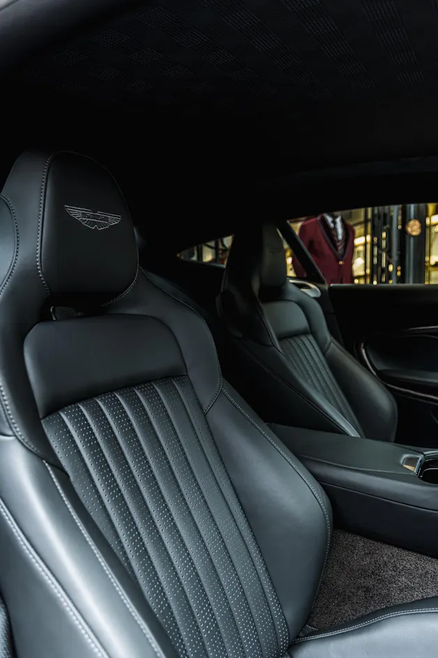 Aston Martin DB12 Coupé 4.0 V8 Bi-Turbo "1 of 60 Goldfinger Edition"