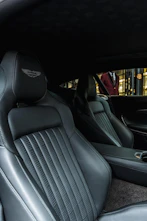 Fahrzeugbild ASTON MARTIN DB12 Coupé 4.0 V8 Bi-Turbo "1 of 60 Goldfinger Edition"