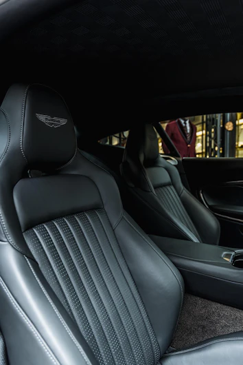 Fahrzeugbild ASTON MARTIN DB12