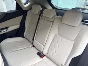 https://vehicle.imgix.net/4223239/c1d8ec39-e352-46bb-aaf9-5ac3aa2eb399.jpg