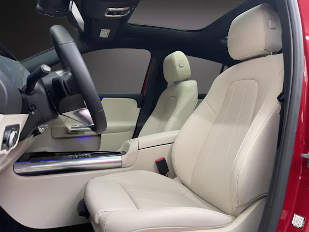 Mercedes-Benz EQA 300 4M Swiss Star