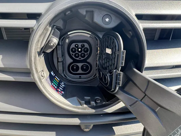 Mercedes-Benz eSprinter 420 Pro Koffer mit Hebebühne 3665 S 81 kWh