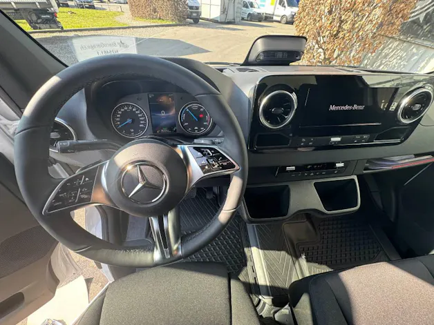 Mercedes-Benz eSprinter 420 Pro Koffer mit Hebebühne 3665 S 81 kWh