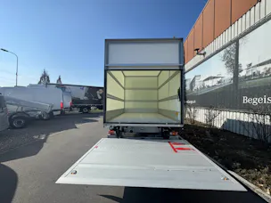 Mercedes-Benz eSprinter 420 Pro Koffer mit Hebebühne 3665 S 81 kWh