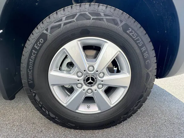 Mercedes-Benz eSprinter 420 Pro Koffer mit Hebebühne 3665 S 81 kWh