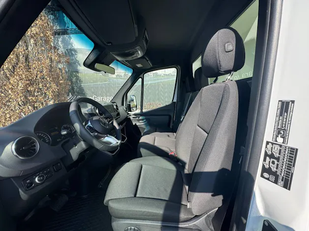 Mercedes-Benz eSprinter 420 Pro Koffer mit Hebebühne 3665 S 81 kWh