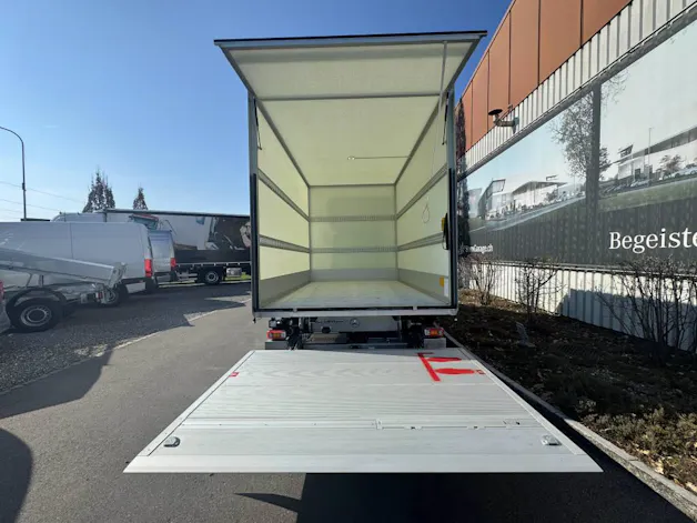 Mercedes-Benz eSprinter 420 Pro Koffer mit Hebebühne 3665 S 81 kWh