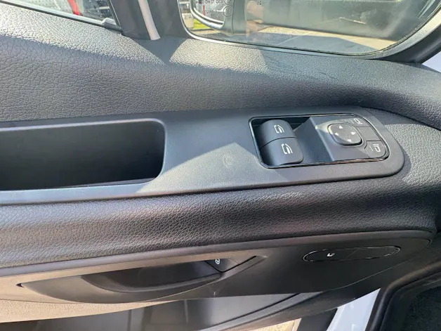 Mercedes-Benz eSprinter 420 Pro Koffer mit Hebebühne 3665 S 81 kWh