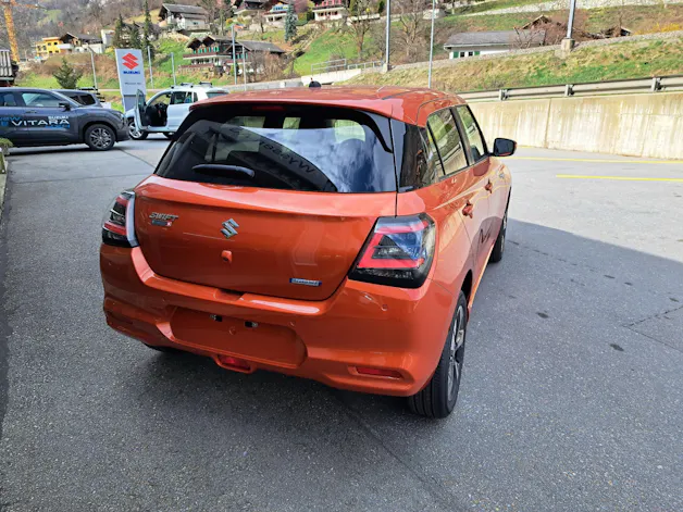 Suzuki Swift 1.2 Sakura Top Hybrid 4x4