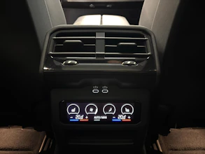 https://vehicle.imgix.net/4227628/24aeeaa1-1b10-458f-961d-339e316be9eb.jpg