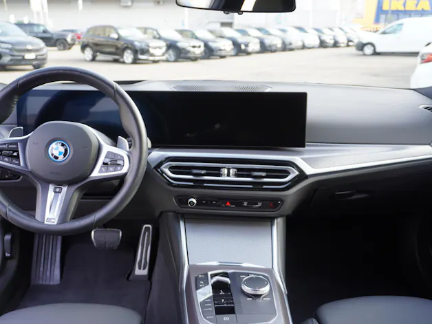 BMW 330e x DriveTouring Steptronic M Sport