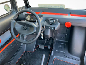 https://vehicle.imgix.net/4230055/de5cc2fb-77d7-4ea9-b841-4631a4cf7e94.jpg
